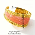 Luxuriöses goldplattiertes Edelstahl-Manschettenarmband mit pfirsichfarbenem Emaille-Inlay - Gedrehte Seilkanten-Stil (RT200SZ) / Breite ca. 2,92 cm / Rosa Orange