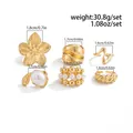 Set di 6 anelli dorati spessi con motivi floreali e perle per uno stile street. - Set di 6 Anelli (06797) / Oro chiaro