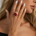 Anello traforato dorato con grande cuore rosso centrale in stile hip-hop - Anello cuore rosso traforato dorato (01085) / Oro chiaro + Rosso