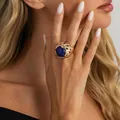 Anello traforato vintage in oro con una grande pietra blu per un look audace - Anello pietra blu intrecciato traforato (01085) / Oro chiaro + Blu