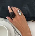 Anello astratto argento fuso e grande anello a cupola marrone scuro stile moda - Set di anelli con gemma ovale e design aerodinamico (06822) / Set da 2 Pezzi / Multicolore