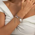 Elegante bracciale con ciondoli in argento con perle e cuore indossato sul polso - Collana a cuore con nappe di perle barocche (3168) / Argento