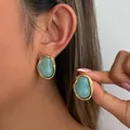 Orecchini a lobo moderni in pietra azzurra con una montatura in metallo dorato testurizzato - Orecchini a lobo geometrici irregolari con motivo marmoreo (04111) / Oro + Blu