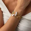 Elegante bracciale multifilo con perle barocche e perline colorate indossato sul polso. - Bracciale Boho con Perline Colorate e Perle Artificiali (07332) / Oro