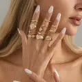 Set di anelli dorati con motivi a stella, luna, cuore e scritta 'Baby' sulla mano - Stile Pattern Geometrico 11 Pezzi (07103) / Confezione da 11 / Oro