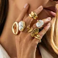 Elegante set di anelli dorati massicci con accenti di perle barocche per donne - Set di 5 Anelli Geometrici Perla Artificiale Irregolare (06796) / Oro chiaro