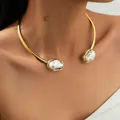 Elegante collana choker aperta placcata oro con due grandi perle barocche bianche - Girocollo in Metallo con Perle Irregolari Aperto (06826) / Oro