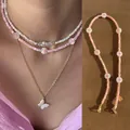 Elegante collana di perline con fiori di conchiglia rosa placcata oro 18k, stile boho - Catena di estensione 38+5 cm / Stile J (Stile Conchiglia Rosa e Bianca a Strati con Pendente a Farfalla)