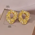 Elegante geometrische vergoldete Ohrstecker mit Hammerschlag-Textur und 18 Karat Finish - Unregelmäßiges Texturiertes Geometrisches Design / Gold