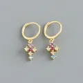 Détail macro de boucles d'oreilles créoles dorées avec pendentifs croix en zircon. - Argent 925 / Couleurs Mixtes (Or)