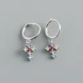 Détail de boucles d'oreilles créoles en argent 925 avec croix en zircons colorés. - Argent 925 / Couleurs Mixtes (Platine)
