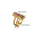 Dettaglio anello dorato multistrato con tre pietre colorate e dimensioni del prodotto - Stile Multistrato con Zirconi a Pera di Tre Colori (G128998-S) / Oro