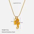 Goldene Edelstahlkette mit Seepferdchen- und Muschelanhängern, Gesamtlänge 457 mm - Seepferdchen- und Muschel-Doppelanhänger-Stil (CH1797)