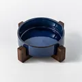 Japanse diepblauwe keramische voerbak met glazuurwissel en minimalistische houten voet - Ovengeglazuurd Blauw Waterbak Met Enkele Standaard / Middelgroot