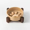 Japanischer Keramik-Slow-Feeder-Napf in Beige mit Pfotenabdruck und Holzständer - Langsamnapf + Einzelständer / Ofenbraun