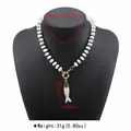 Vista dettagliata di una collana di perle bianche con ciondolo a pesce e misure - Collana di Perline Bianca e Nera Pesce (N13491)