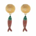 Eleganti orecchini a pendente a forma di pesce stile boho con smalto verde e rosso. - Orecchini a Pesce Rossi e Verdi (E14669)
