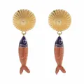 Dettaglio di orecchini a pesce in stile bohémien con top dorati e vivaci squame rosse - Orecchini a Pesce Blu e Arancioni (E14670)