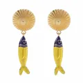 Dettaglio di orecchini a pesce dorati con smalto blu e giallo vibrante dal design. - Orecchini a Pesce Blu e Gialli (E14672)