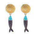 Dettaglio degli orecchini pendenti a pesce bohémien con vivaci scaglie in smalto blu. - Orecchini a Pesce Blu e Viola (E14673)