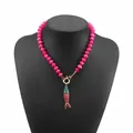 Primo piano di una collana bohémien con perline rosa e un vivace ciondolo a forma di pesce - Collana di Perline Rosa Pesce (N13493)