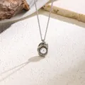 Detailaufnahme einer minimalistischen französischen Perlenhalskette in Erdnussform - Erbsen-Anhänger Halskette (81188) / Stahlfarben