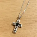 Detailansicht der gotischen silbernen Kreuzhalskette mit schwarzem Herzanhänger - Ankerkette Halskette / Schwarz