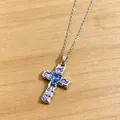 Nahaufnahme einer gotischen Kreuzkette mit lila Emaille und blauem Herz - Ankerkette Halskette / Blau