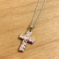 Detailansicht der gotischen Kreuzhalskette mit rosa Emaille und herzförmigem Edelstein - Ankerkette Halskette / Rosa