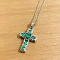 Nahaufnahme einer gotischen Kreuzkette mit grünem Herz-Strass und Emaille-Inlay - Ankerkette Halskette / Grün