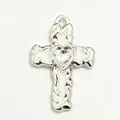 Detailansicht eines gotischen Kreuzanhängers in Silber mit Herz-Diamant und weißer Emaille. - Nur Anhänger (Ohne Kette) / Weiß