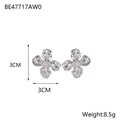 Eleganti orecchini a fiore vintage in acciaio al titanio argento con dettagli 3cm - Stile Fiore 3D d'Argento a Quattro Petali (BE47717AW0)