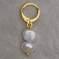 Elegante oorbel met twee barokke parels en een 18k goud vergulde roestvrijstalen creool - Dubbele Platte Barokparel Stijl