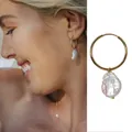 Créoles élégantes avec perles baroques naturelles en acier titane plaqué or 18 carats - Style Créole Baroque Irrégulier