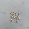 Boucles d'oreilles créoles avec perles baroques en acier titane plaqué or 18 carats - Style Pendant à Triple Perle Irrégulière