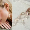 Élégantes boucles d'oreilles perles baroques naturelles avec anneau en acier plaqué or - Style Long à Pompon Croisé Baroque