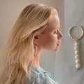 Boucles d'oreilles élégantes en perles baroques et acier titane plaqué or 18 carats - Style à Six Perles en Alignement Vertical