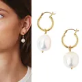Créoles plaquées or 18k avec perles baroques irrégulières sur mannequin et fond blanc - Style Créole à Perle Unique en Acier Titane