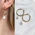 Boucles d'oreilles créoles minimalistes en titane doré 18 carats avec perle baroque - Style Boucle Perle Tonneau