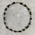 Vue détaillée d'un collier ras du cou en pierres noires concassées et jaspe dalmatien - 38+5cm / Noir Oeil de Tigre