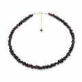 Gros plan d'un collier en éclats de pierres naturelles rouge foncé avec chaîne dorée - 38+5cm / Noir Rouge