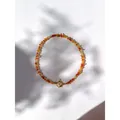 Détail d'un collier en éclats de pierres naturelles colorées avec fermoir toggle doré - Style à Bascule / 38+5cm / Jaune Orangé