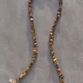 Gros plan d'un collier en éclats de pierre d'œil de tigre naturelle - 38+5cm / Oeil de tigre