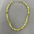 Vue détaillée d'un collier en éclats de tourmaline jaune-vert avec fermoir doré - 38+5cm / Jaune-vert