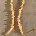 Detailweergave van een natuurlijke ketting van splitsteen in warme oranjetinten - 38+5cm / Amber Wit