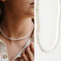 Collier de perles en tourmaline naturelle fait main avec pierres concassées de couleur. - 38+5cm / Contraste Blanc