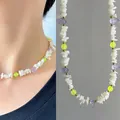 Collier tendance avec des pierres blanches concassées et des perles multicolores. - 38+5cm / Blanc Violet