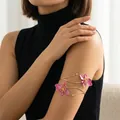 Λεπτομέρεια από ροζ σμάλτο λουλούδι βραχιόλι μπράτσου σε γυναικείο χέρι - Ροζ Στυλ Σμάλτου (BR25Y0317-2)