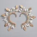 Ear cuff stile neo-cinese fatti a mano con foglie dorate e perle a goccia bianche - Orecchino a Fascia con Fiore di Perla da Sera (ERS-J4316G) / Oro