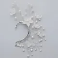Squisito polsino auricolare fatto a mano con perle bianche e fiori satinati - Orecchino a Fascia Celebrità da Banchetto di Lusso (ERS-J4317S) / Argento